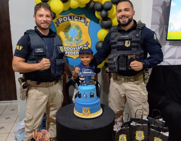 Polícia Rodoviária Federal surpreende criança em festa de aniversário em Brasileira