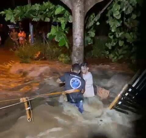 Motociclistas são arrastados por forte correnteza durante chuva em Pedro II