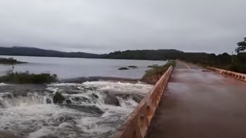 Após fortes chuvas na região, açude Caldeirão de Piripiri volta a atingir volume máximo no sangradouro