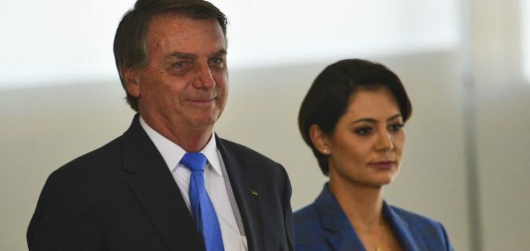 Inferno astral? Além de ser investigado por suposta fraude, casamento de Bolsonaro pode chegar ao fim