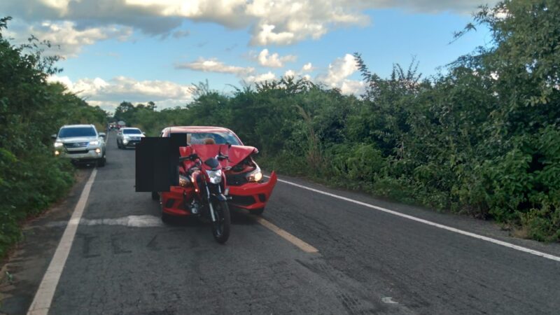 Mulher morre após automóvel bater na traseira de moto em rodovia na zona rural de Piripiri