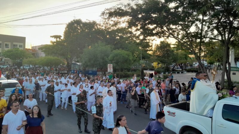 Paróquias de N. S. dos Remédios e Sagrado Coração de Jesus realizaram Procissão de Corpus Christi em Piripiri