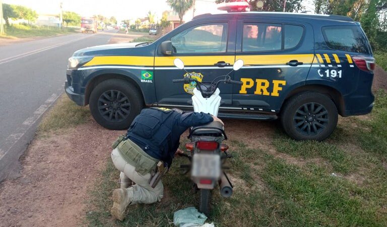 Mulher que circulava com moto adulterada é presa após apresentar documento falso à PRF