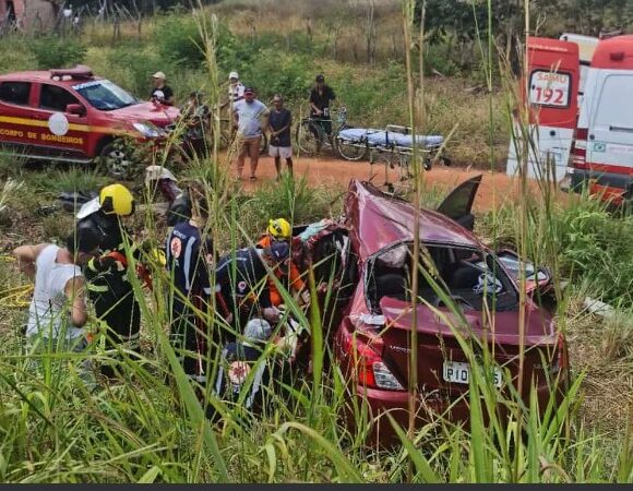 Estudante morre e três ficam feridos durante colisão entre carro e caminhão na BR-343, em Piripiri