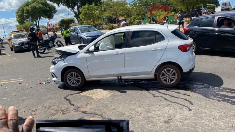 Entregador fica com ferimentos graves após acidente entre carro e moto em Piripiri