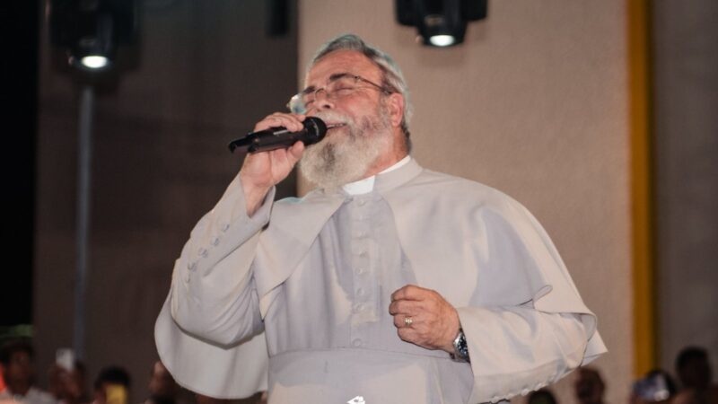 Milhares de fiéis e fãs aplaudem o padre cantor Antônio Maria na abertura do Mês Vocacional em Piripiri