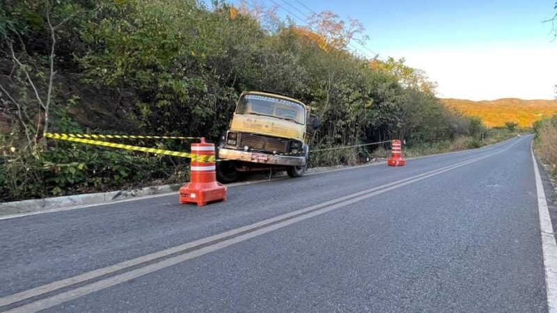 Motorista perde o controle e caminhão sai da pista ao tentar subir ladeira em Pedro II