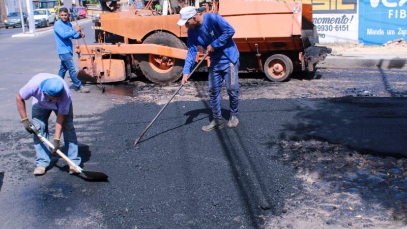 ASFALTO: Prefeitura de Piripiri retoma trabalho de asfaltamento de ruas