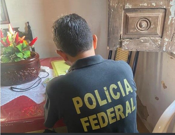 PF faz buscas em endereços de suspeito de guardar e compartilhar pornografia infantil em Parnaíba