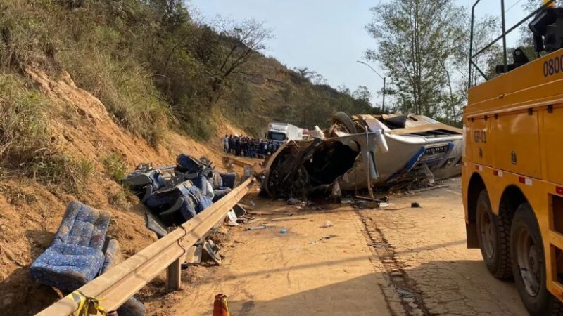 Ônibus com torcedores do Corinthians capota e deixa 7 mortos na Grande BH