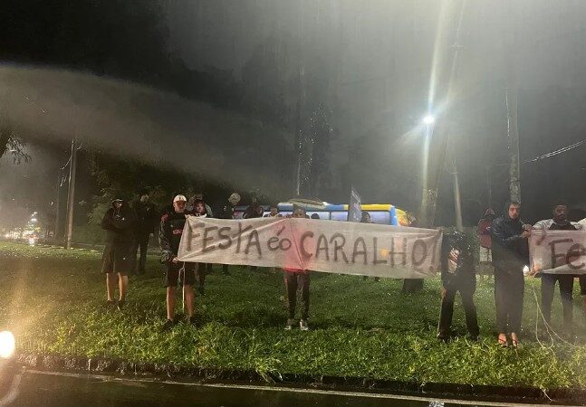 Torcedores do Flamengo fazem protesto do lado de fora da festa de Gabigol, que tem polícia na porta