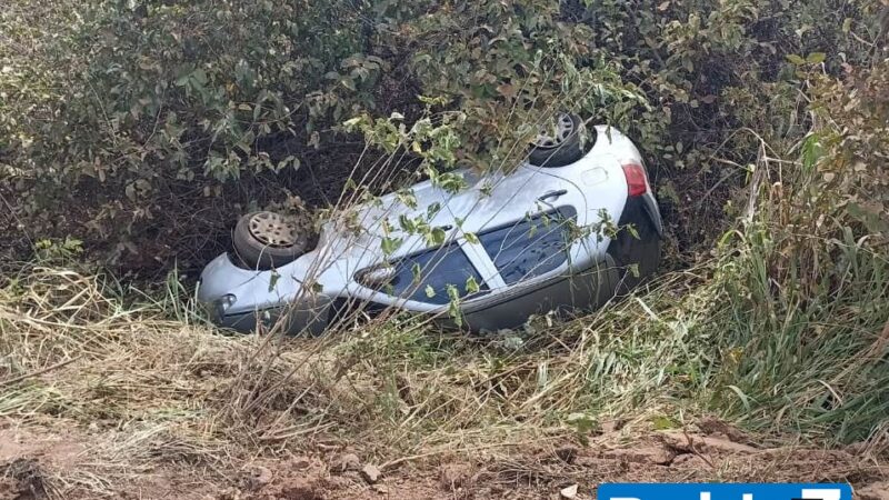 Motorista perde controle da direção e tomba carro na PI 214 em Morro do Chapéu