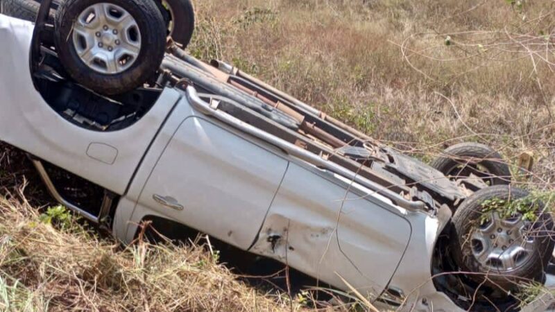 Hilux capota e quase mata motorista na BR-343 em Campo Maior