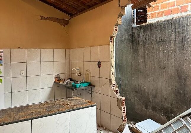 Trabalhador atingido por tampa de fossa que explodiu está entubado e casa é interditada em Teresina