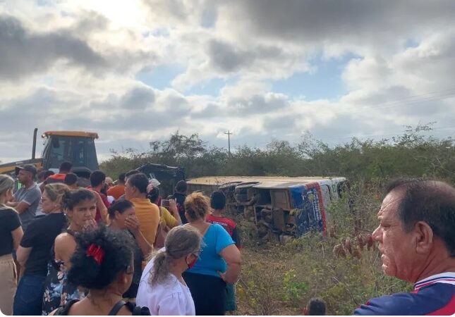 Ônibus com romeiros de Teresina tomba em estrada de Pernambuco; uma pessoa morreu