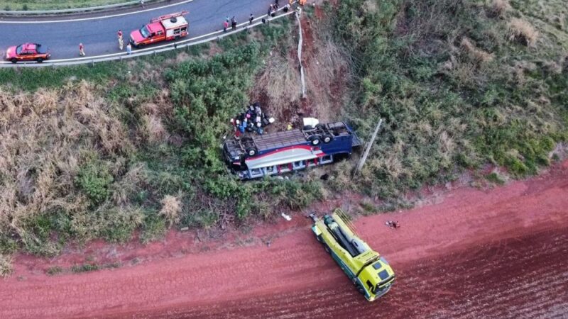 Criança e adulto morrem após ônibus que viajava de Pedro II a São Paulo cair em ribanceira em MG