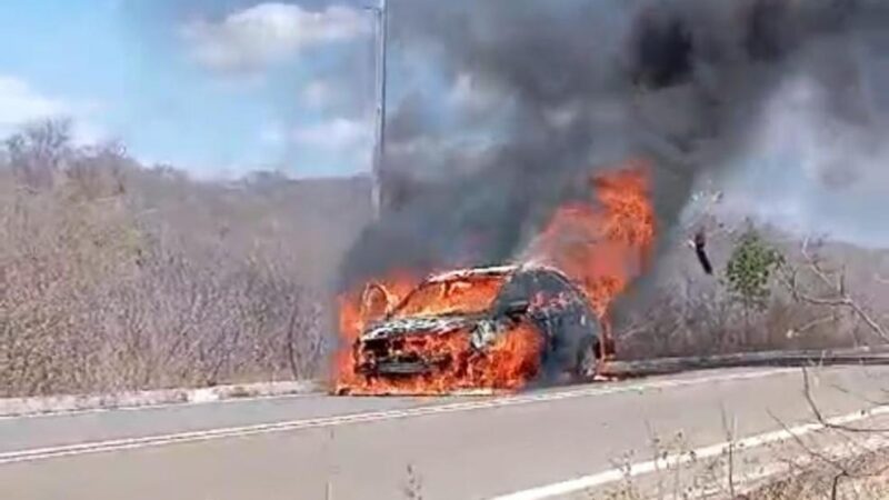 Carro pega fogo e fica completamente destruído na PI-477, entre Pedro II e Poranga