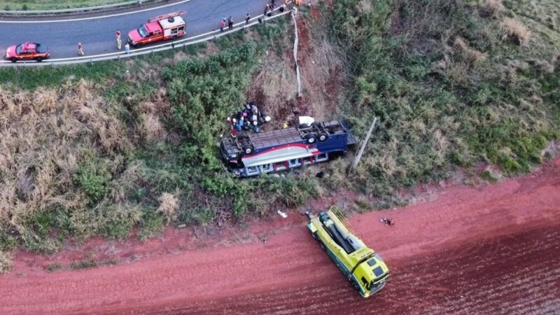 Avô e neta são identificados como vítimas de trágico acidente envolvendo ônibus em Minas Gerais