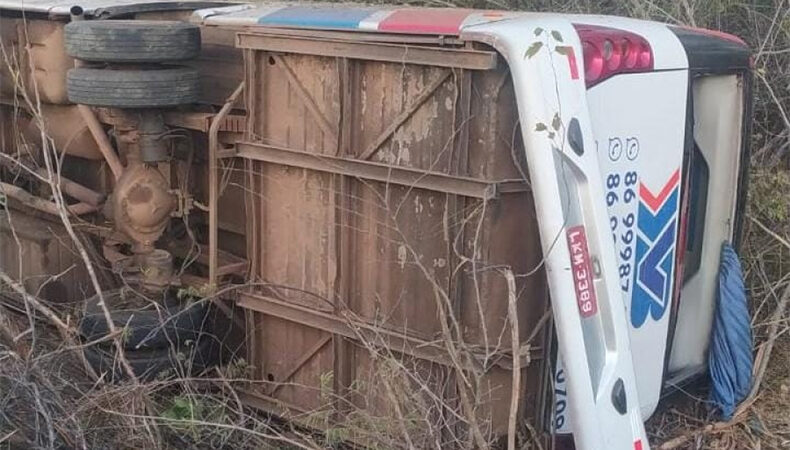 Ônibus com pacientes renais crônicos tomba em Cocal de Telha; Três seguem internados no hospital de Piripiri