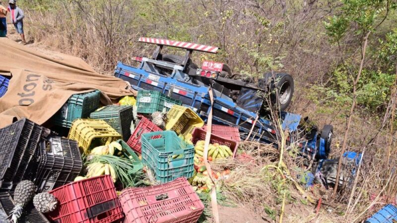 Caminhão tomba na BR-222 em Piripiri e deixa um morto e quatro feridos