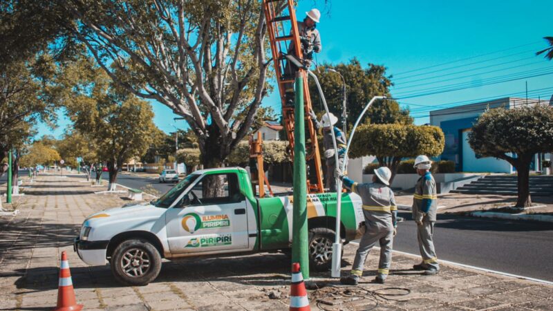 Programa Ilumina Piripiri implanta mais pontos de LED’s na Av. Tomaz Rebêlo