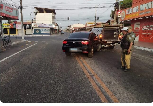 Motorista colide contra viatura no litoral do PI e PMs encontram copo com whisky no carro