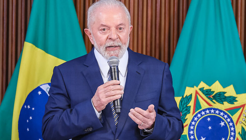 Presidente Lula assina decreto que reajusta salário mínimo para R$ 1.412