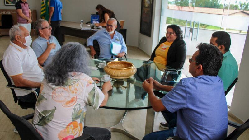 Prefeita Jôve Oliveira recebe diretores da Clínica do Rim de Piripiri