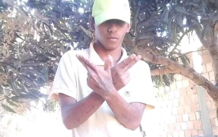 Família busca por informações sobre jovem de Domingos Mourão que está desaparecido; ele foi visto em um posto em Piripiri