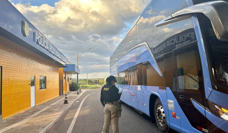 Jovem é presa em flagrante pela PRF após furtar objetos de passageiros de ônibus em Piripiri