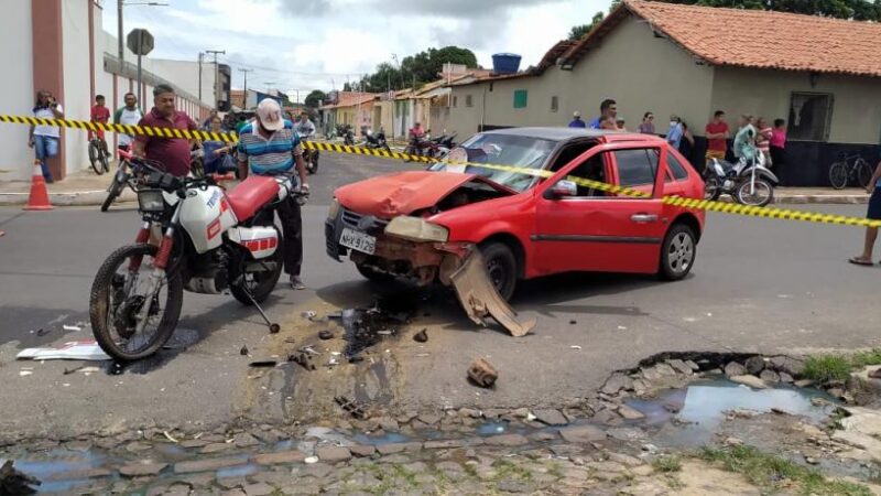 Homem morre em grave colisão entre carro e moto no centro de Pedro II