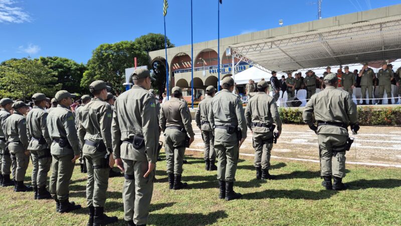 PMPI homenageia policiais e forma turma de oficiais durante solenidade do Dia de Tiradentes