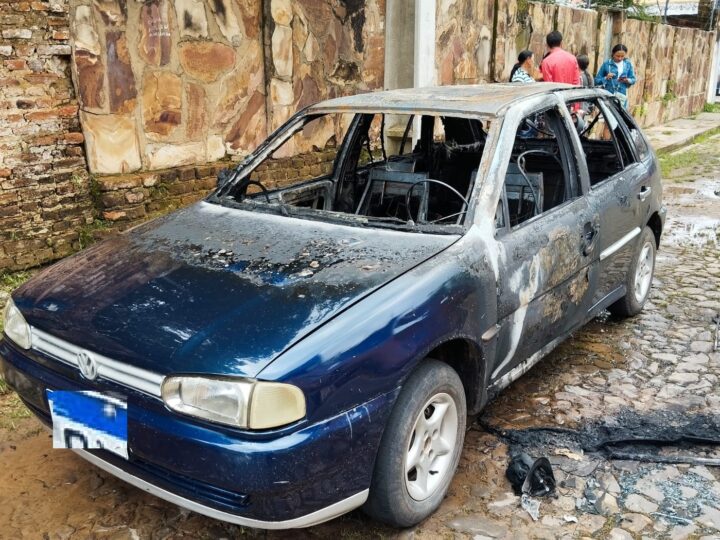 Carro é consumido pelo fogo no centro comercial de Piripiri; vídeo