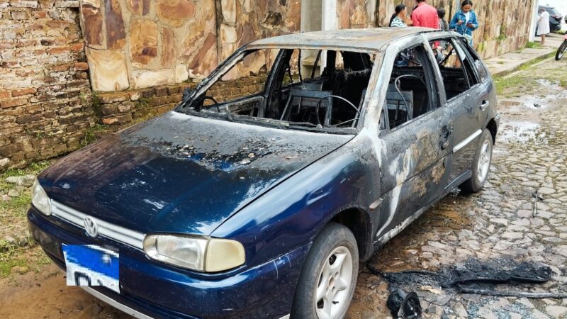 Carro é consumido pelo fogo no centro comercial de Piripiri; vídeo