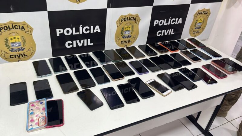 Polícia Civil prende mulher em barreira policial com 43 aparelhos celulares roubados