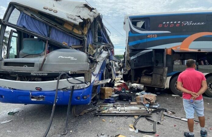 Ônibus com 45 passageiros do Piauí invade posto causando grave acidente em Limeira-SP