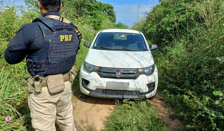 Após ser roubado e abandonado, carro é recuperado pela PRF