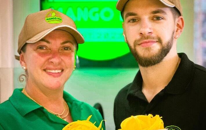 Clientes estão formando filas para comer manga com sal em lanchonete de Fortaleza