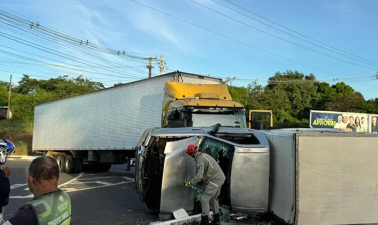 Caminhão tomba após colisão com carreta na BR-343 em Piripiri