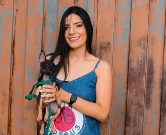 Assistente social morre atropelada por carro ao descer de moto para resgatar cachorro no Piauí