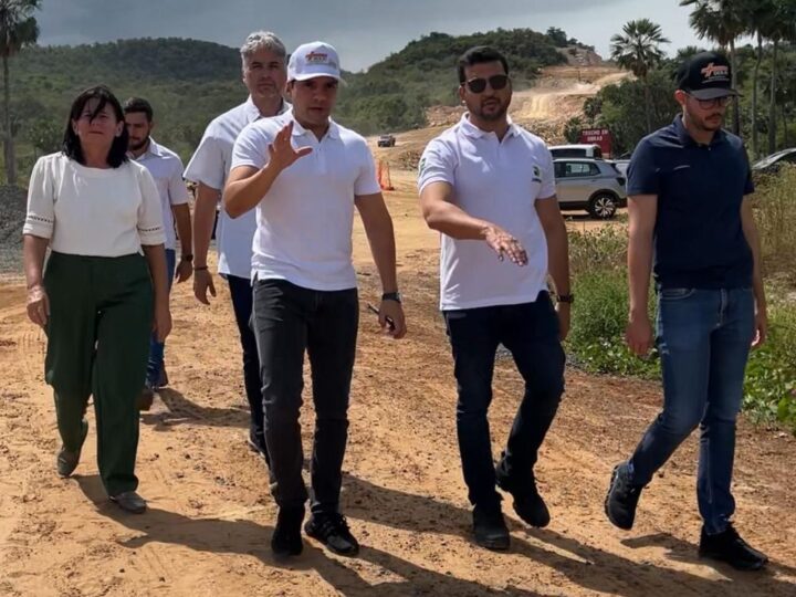 Diretor Geral do DER-PI visita obras de construção da nova estrada que vai ligar Domingos Mourão (PI) a Carnaubal (CE)