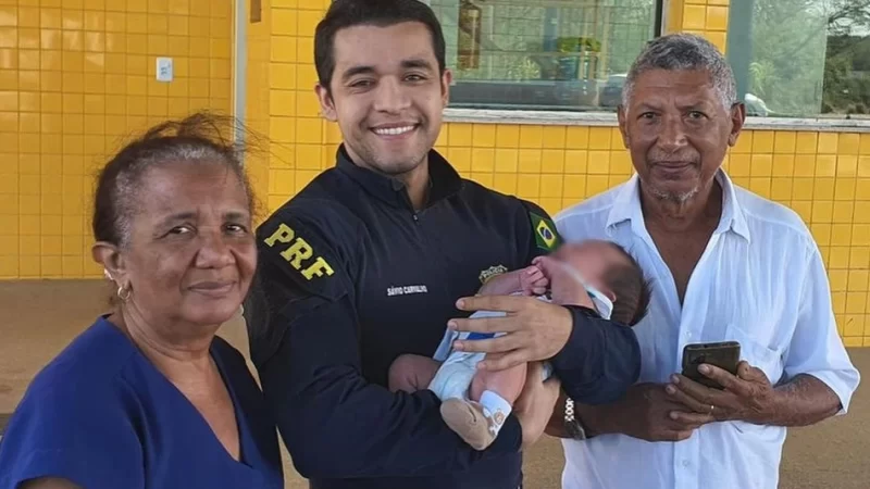 Agente da Policia Rodovia Federal salva bebê que estava engasgado em Teresina