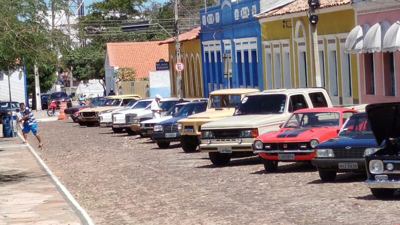 Pedro II recebe exposição de carros antigos e surpreende moradores