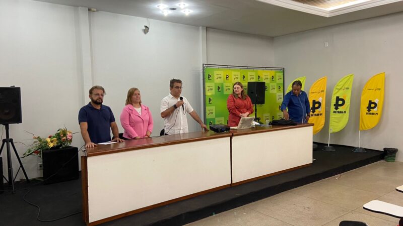 Detran, em parceria com a Sesapi, capacita mais de 100 motoristas com curso de direção defensiva