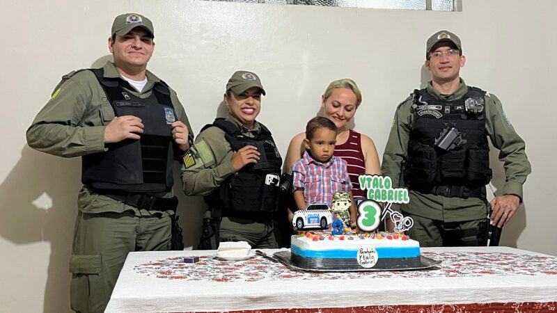 Policiais militares fazem surpresa em aniversário de criança fã da Polícia Militar