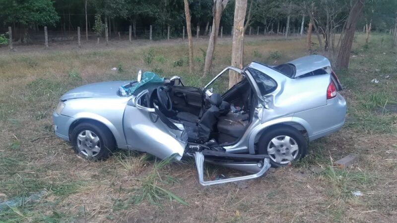 Carro sai da pista e atinge árvore na BR-343, em Teresina; três mulheres ficaram feridas