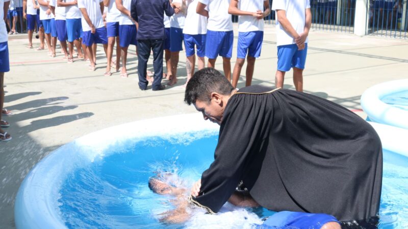 Sejus realiza batismo de 53 internos na Penitenciária Irmão Guido