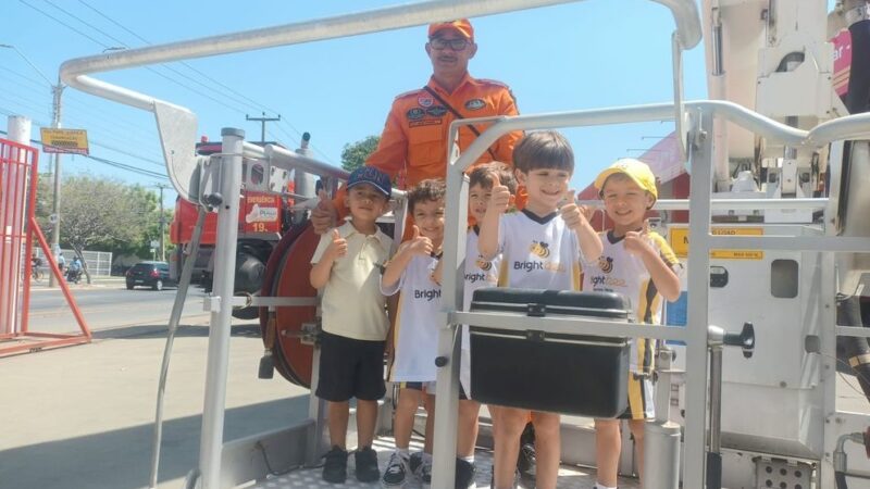 Crianças visitam quartel e conhecem o dia a dia dos bombeiros