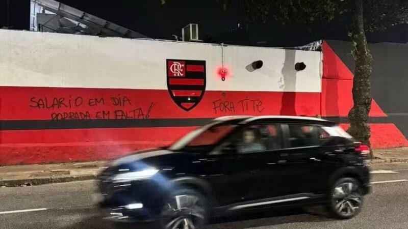 Muro da sede do Flamengo é pichado com ameaça aos jogadores e pedido pela saída de Tite