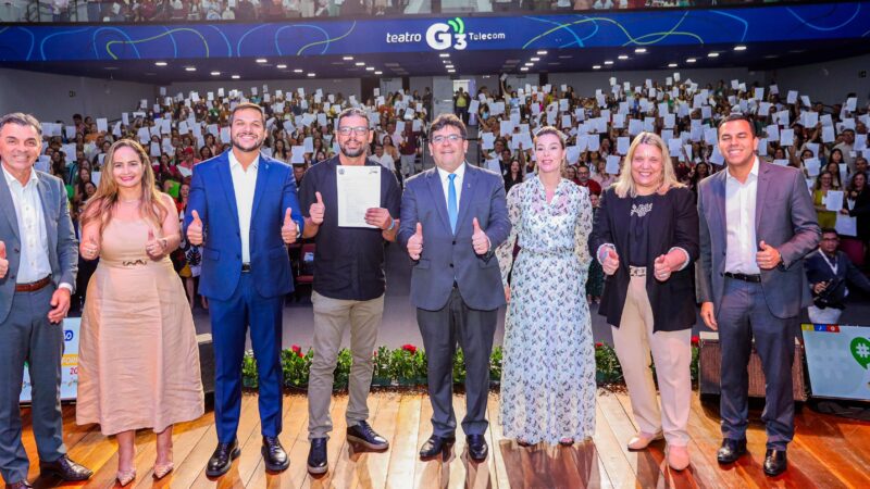 Governo do Estado premia em dinheiro alunos, professores e servidores das 50 melhores escolas do Piauí